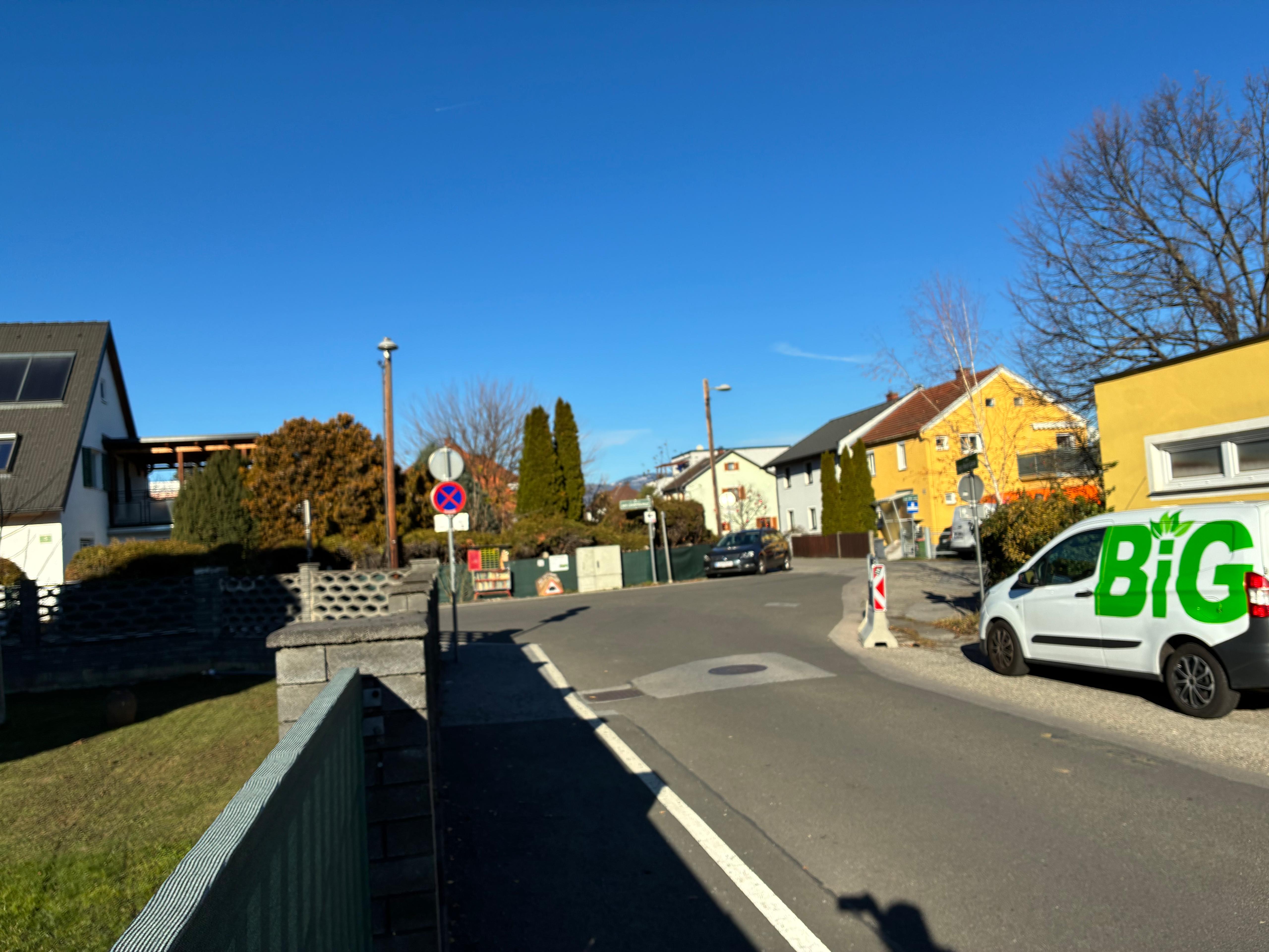 Einfahrt & Radabstellplatz